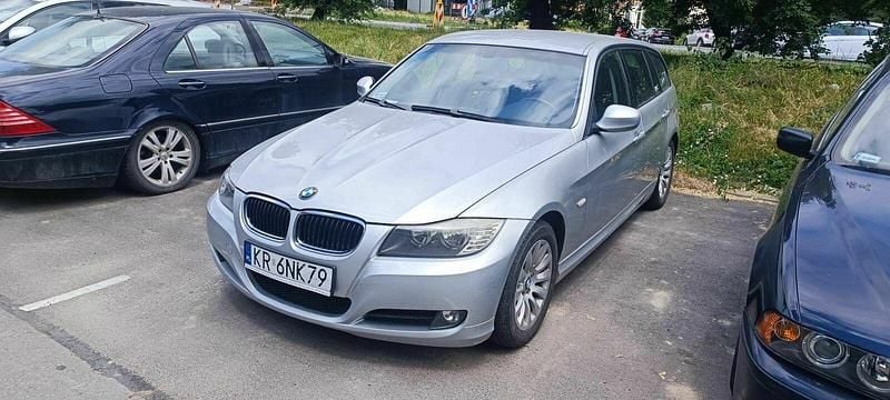 Srebrny Używany 2009 BMW 318 Kombi | 14 600 zł (Uczciwa cena) - Obraz 1/4