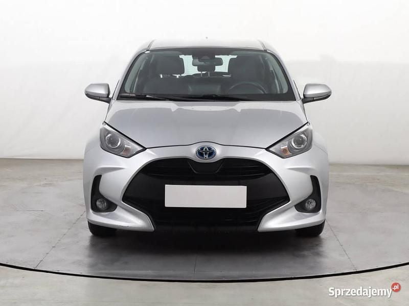 Srebrny Używany 2022 Toyota Yaris Hybrid Hatchback | 73 999 zł (Uczciwa cena) - Obraz 1/4