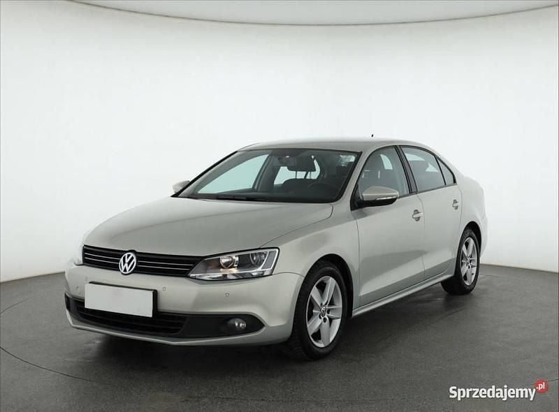 Używany VW Jetta 105 KM (77 kW) 2011 Beżowy Sedan/Limuzyna