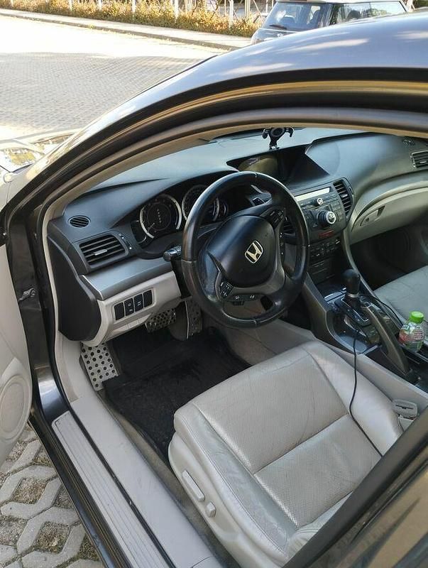 Używany Honda Accord 2009 Brązowobeżowy Sedan/Limuzyna