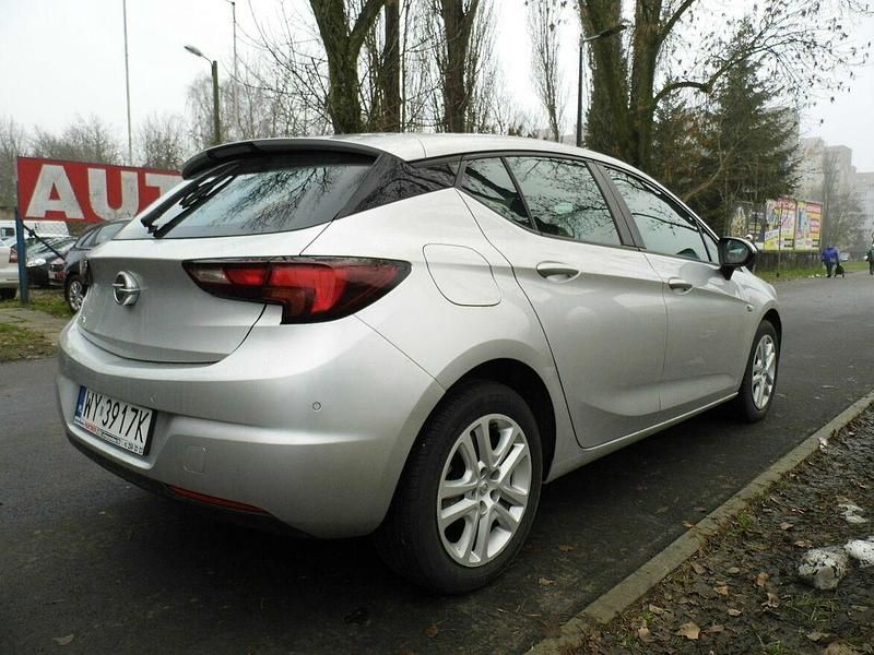 Używany Opel Astra 101 KM (74 kW) 2017 Srebrny Hatchback