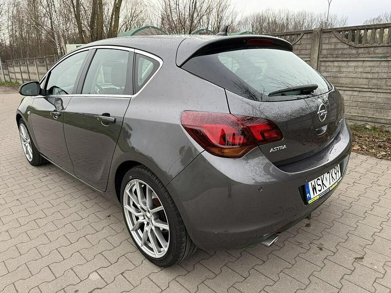 Używany Opel Astra Cosmo 140 KM (102 kW) 2010 Szary Hatchback