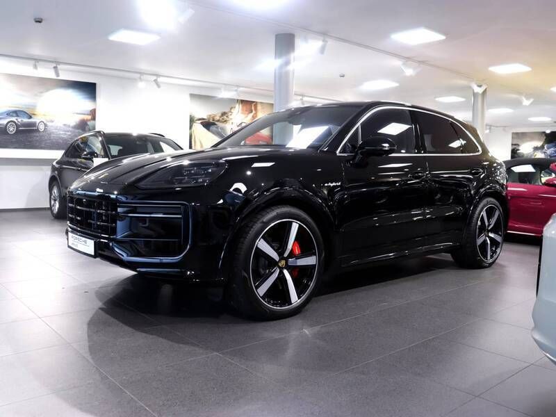 Chromite black metallic Używany 2024 Porsche Cayenne S E-Hybrid SUV | 579 000 zł - Obraz 1/4