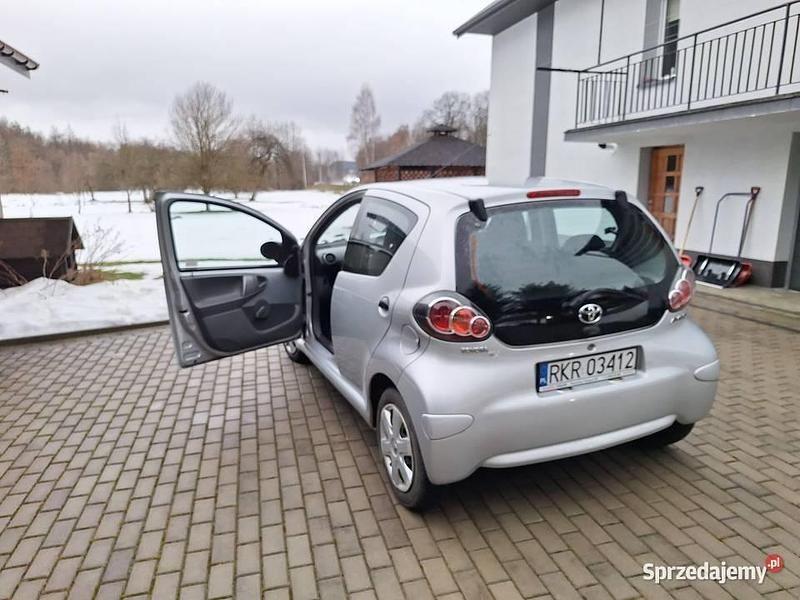 Używany Toyota Aygo 68 KM (50 kW) 2010 Srebrny Hatchback