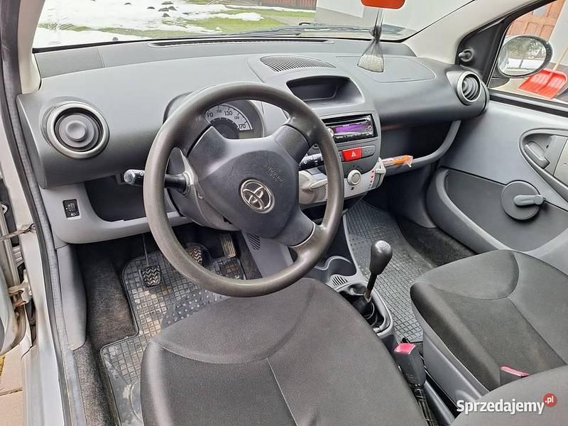 Używany Toyota Aygo 68 KM (50 kW) 2010 Srebrny Hatchback