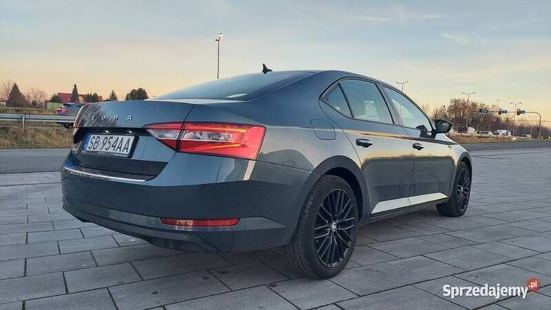 Używany Skoda Superb 150 KM (110 kW) 2019 Grafitowy Sedan/Limuzyna