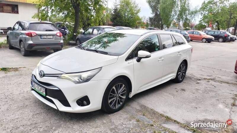 Używany Toyota Avensis Premium 143 KM (105 kW) 2016 Biały Sedan/Limuzyna