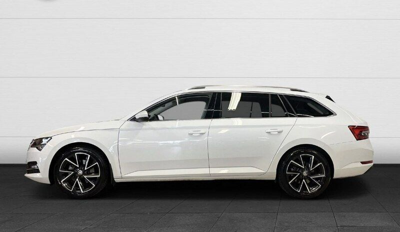 Biały (metalik) Używany 2022 Skoda Superb Sedan/Limuzyna | 182 100 zł - Obraz 1/4