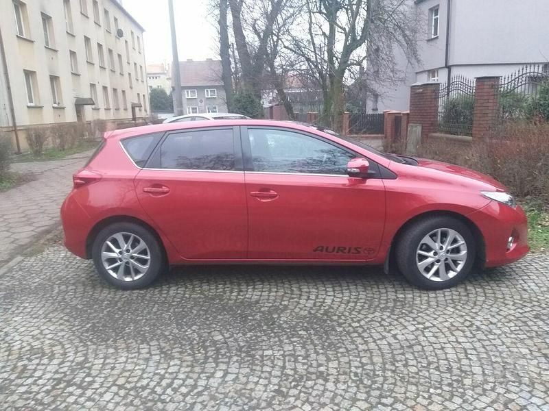 Używany Toyota Auris 132 KM (97 kW) 2015 Czerwony Hatchback