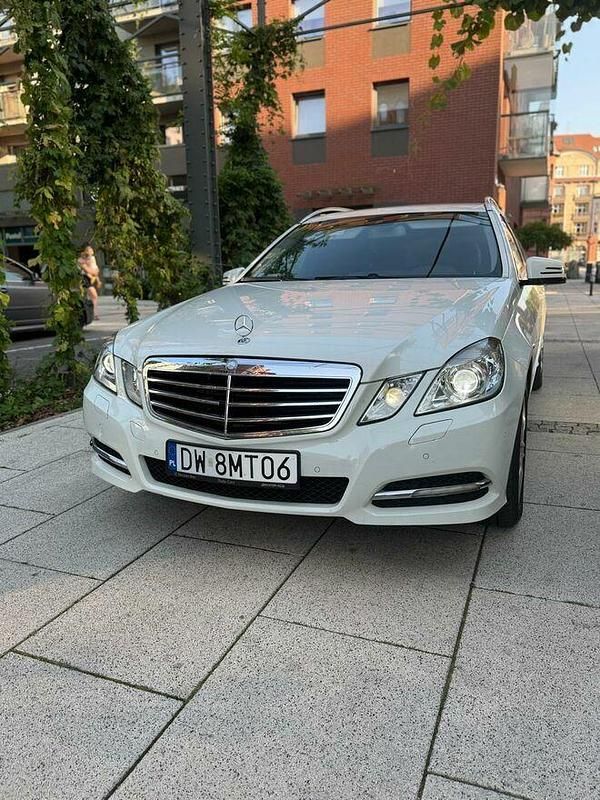 Biały Używany 2010 Mercedes E350 Kombi | 38 500 zł - Obraz 1/4