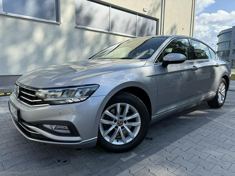 Szary (metalik) Używany 2022 VW Passat Sedan/Limuzyna | 73 990 zł (Uczciwa cena) - Obraz 1/4
