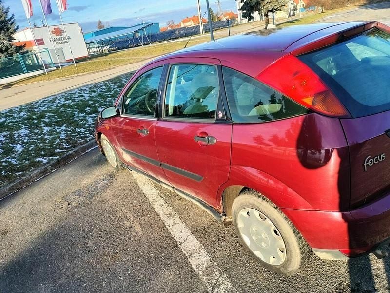 Używany Ford Focus 90 KM (66 kW) 2000 Inny kolor Hatchback