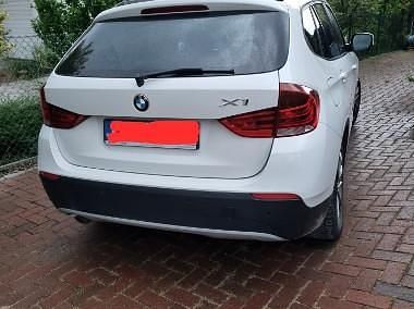 Biały Używany 2011 BMW X1 SUV | 36 000 zł (Dość drogi) - Obraz 1/4