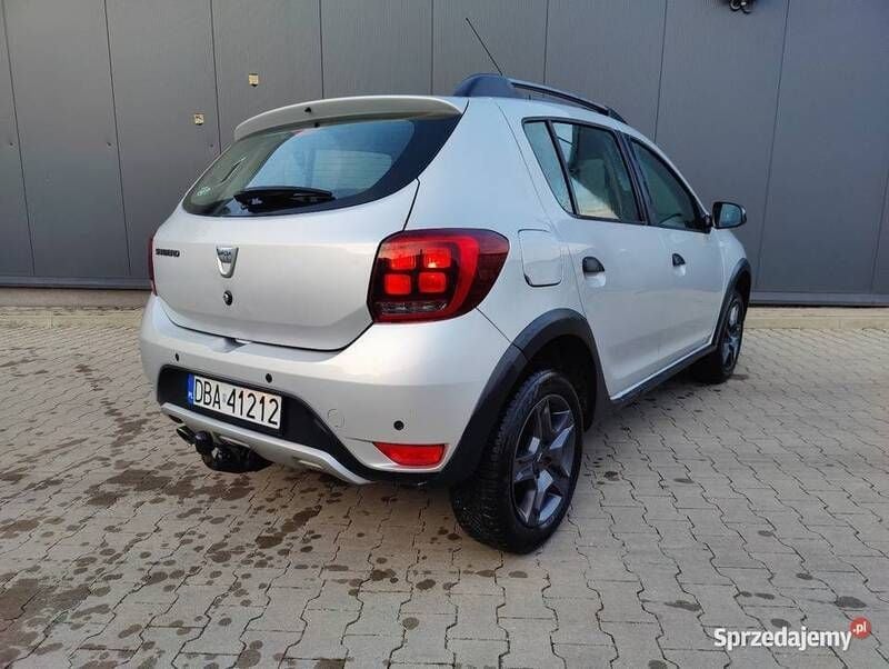 Używany Dacia Sandero Stepway 90 KM (66 kW) 2017 Srebrny Hatchback