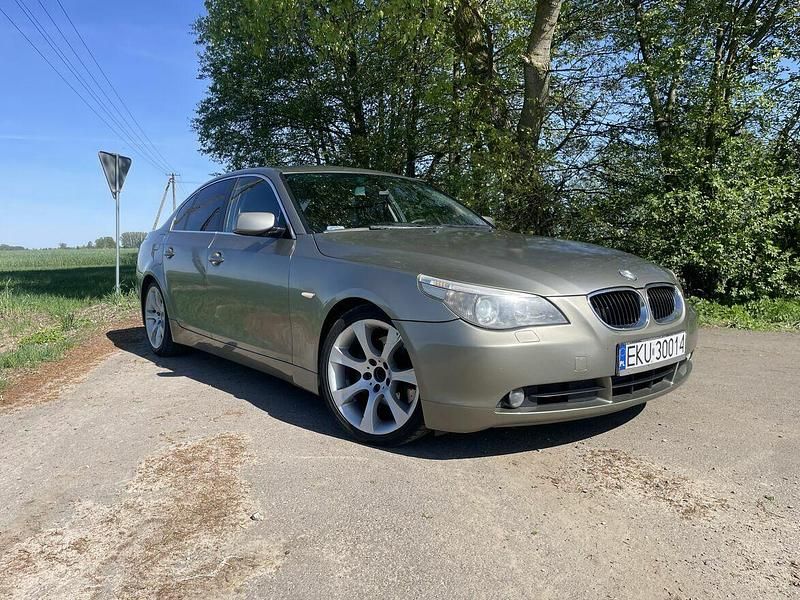 Używany BMW 530 2004 Żółtozłoty Sedan/Limuzyna