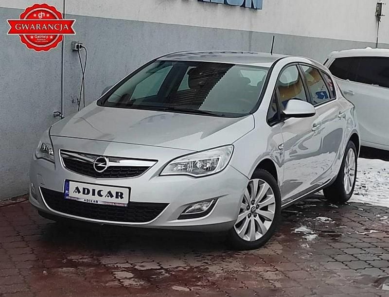 Używany Opel Astra 115 KM (84 kW) 2010 Srebrny Hatchback