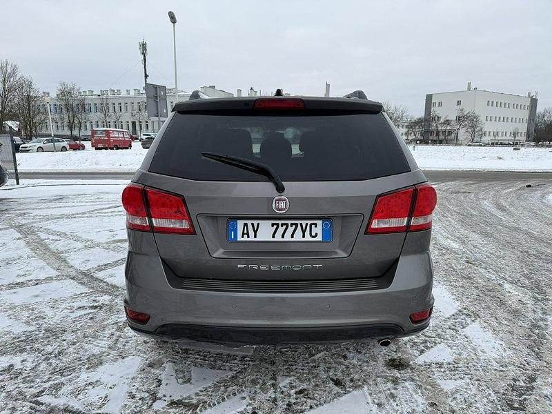 Używany Fiat Freemont 170 KM (125 kW) 2012 Szary SUV