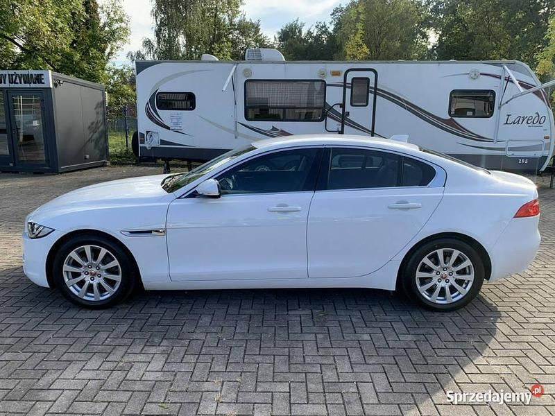 Używany Jaguar XE 180 KM (132 kW) 2017 Biały Sedan/Limuzyna