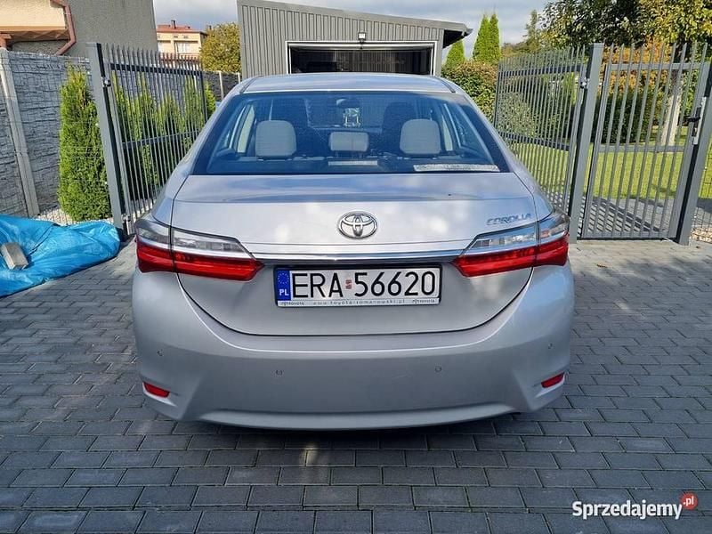 Używany Toyota Corolla 132 KM (97 kW) 2017 Srebrny Sedan/Limuzyna