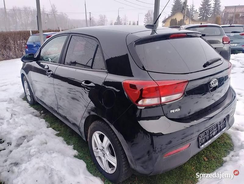 Używany Kia Rio 84 KM (61 kW) 2017 Czarny Sedan/Limuzyna