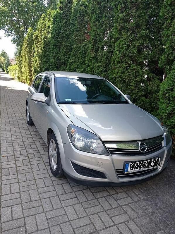 Srebrny Używany 2011 Opel Astra Hatchback | 18 000 zł (Uczciwa cena) - Obraz 1/4