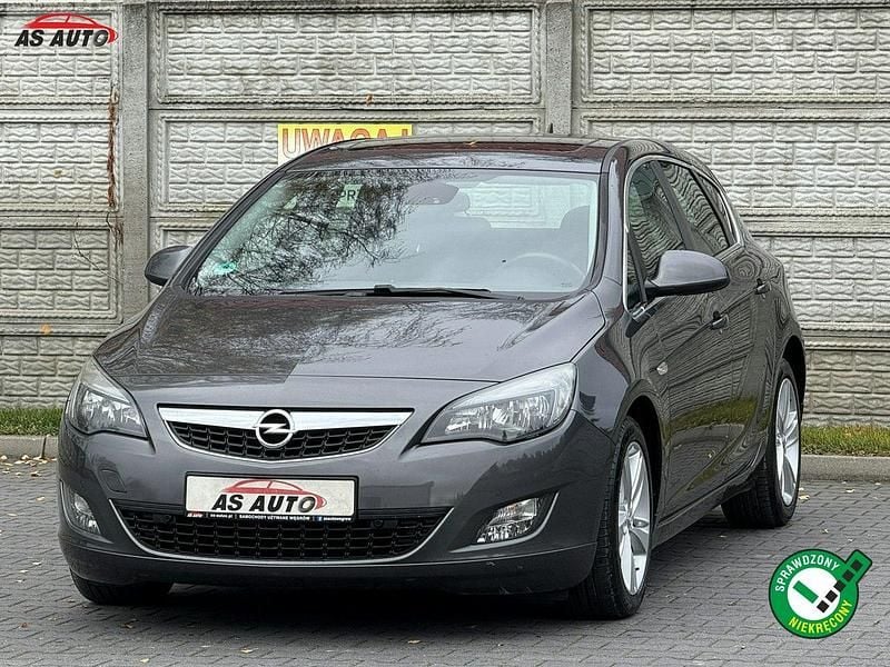 Grafitowy Używany 2011 Opel Astra Cosmo Hatchback | 27 900 zł (Uczciwa cena) - Obraz 1/4