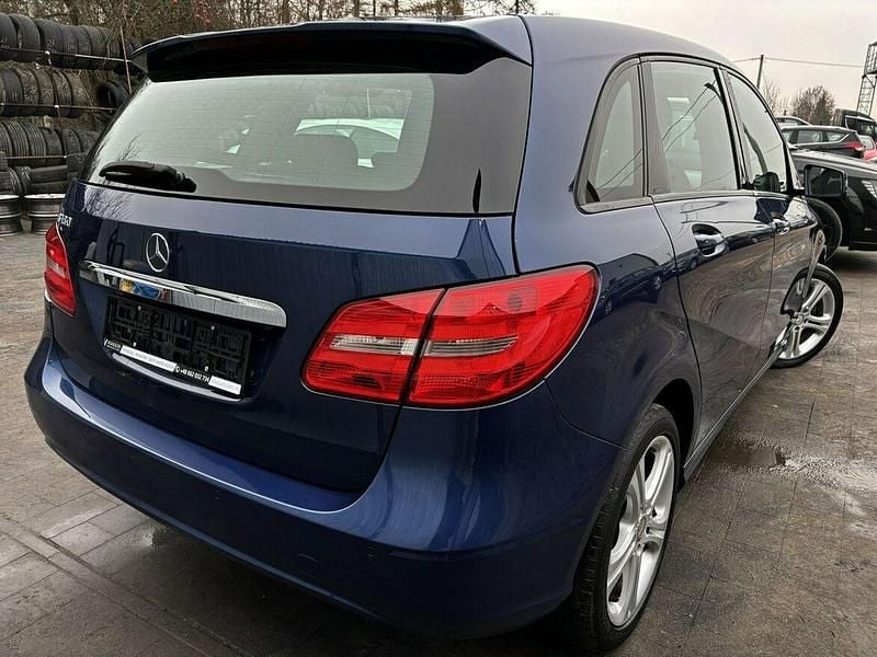 Używany Mercedes B180 122 KM (89 kW) 2012 Niebieski Minivan