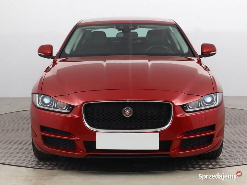 Czerwony Używany 2017 Jaguar XE Sedan/Limuzyna | 68 499 zł (Uczciwa cena) - Obraz 1/4