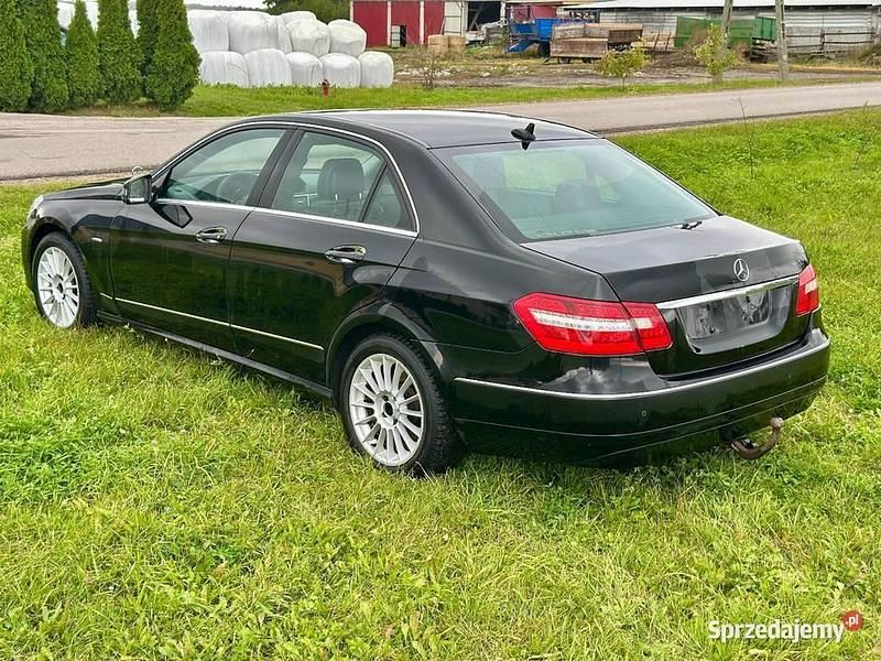 Czarny Używany 2010 Mercedes E200 Avantgarde Sedan/Limuzyna | 11 900 zł - Obraz 1/4