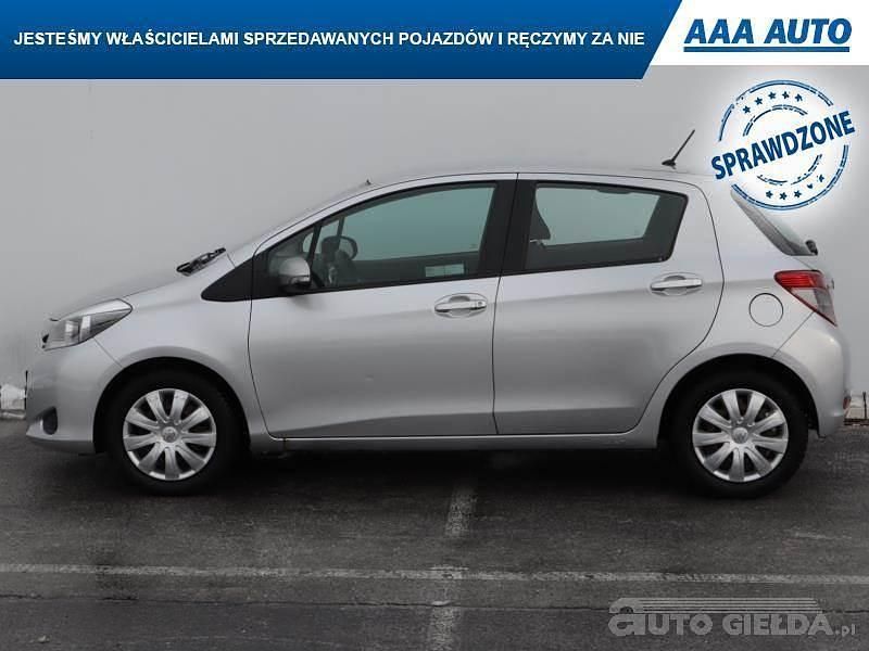 Używany Toyota Yaris 2013 Srebrny Hatchback