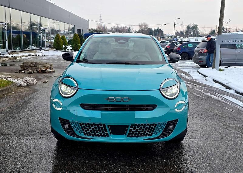 Nowe Fiat 600E La Prima 114 kW (156 KM) 2025 Lakier metalizowany lazurowy acqua Hatchback