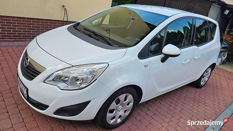Biały Używany 2011 Opel Meriva Minivan | 15 500 zł (Uczciwa cena) - Obraz 1/4
