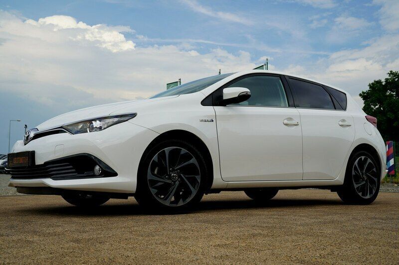 Używany Toyota Auris Hybrid 99 KM (72 kW) 2019 Biały (metalik) Sedan/Limuzyna