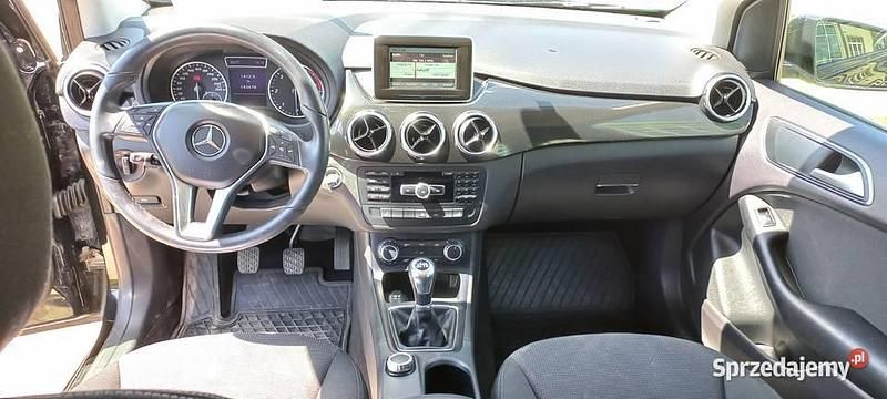 Używany Mercedes B180 2013 Czarny Minivan