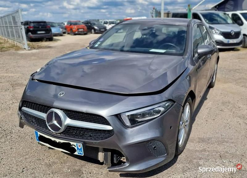 Używany Mercedes A180 136 KM (100 kW) 2018 Szary Hatchback