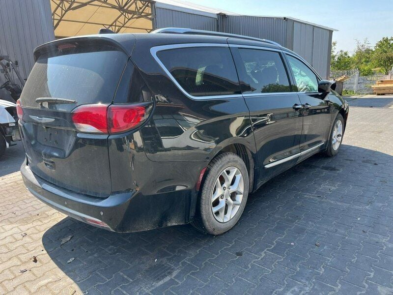Czarny (metalik) Używany 2020 Chrysler Pacifica SUV | 44 900 zł - Obraz 1/4