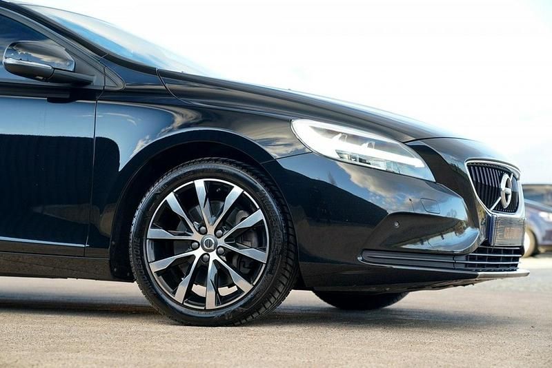 Używany Volvo V40 150 KM (110 kW) 2020 Czarny (metalik, perła) Kombi