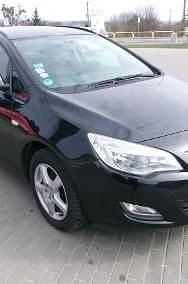 Używany Opel Astra 101 KM (74 kW) 2012 Czarny Sedan/Limuzyna