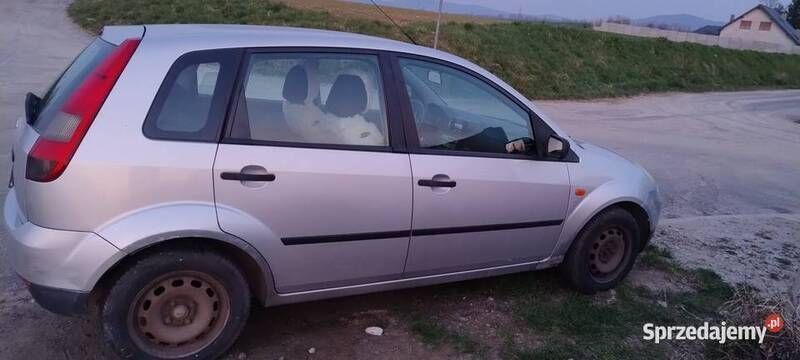 Używany Ford Fiesta 2005 Srebrny Hatchback
