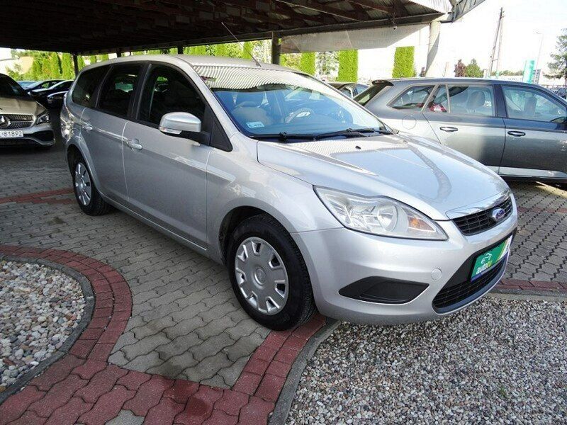 Używany Ford Focus 100 KM (73 kW) 2008 Srebrny Sedan/Limuzyna