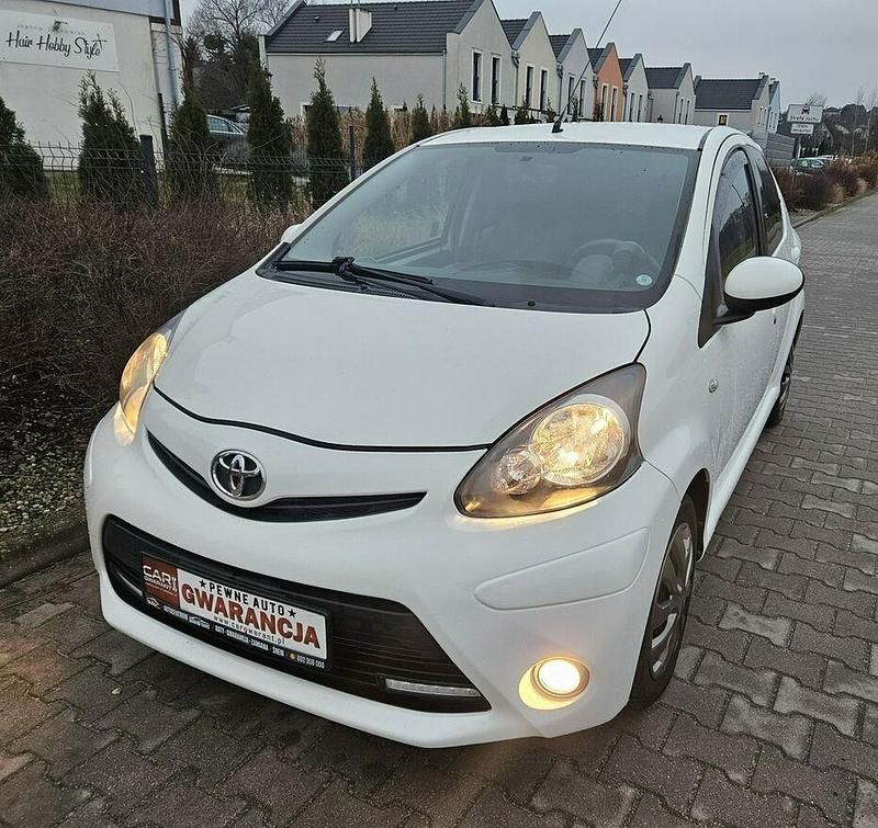 Używany Toyota Aygo 68 KM (50 kW) 2013 Biały Hatchback