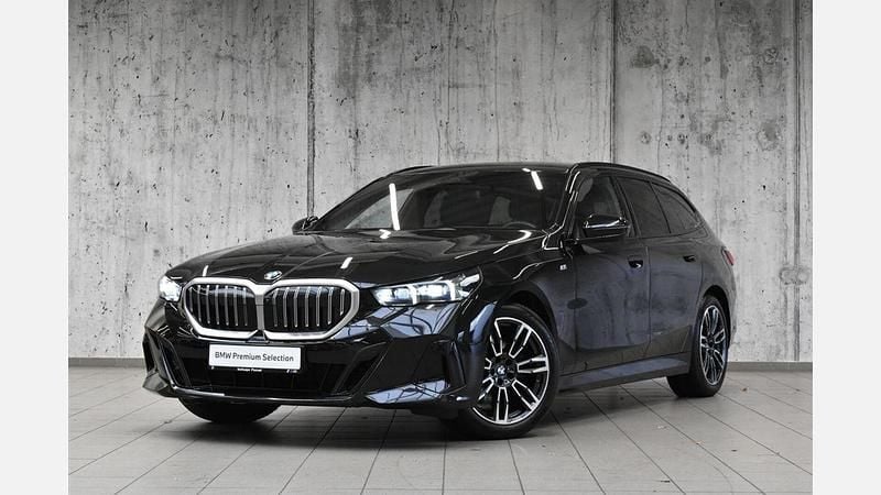 Czarny szafir metalizowany Używany 2024 BMW 520 Comfort Edition Kombi | 234 900 zł (Dobra cena) - Obraz 1/3