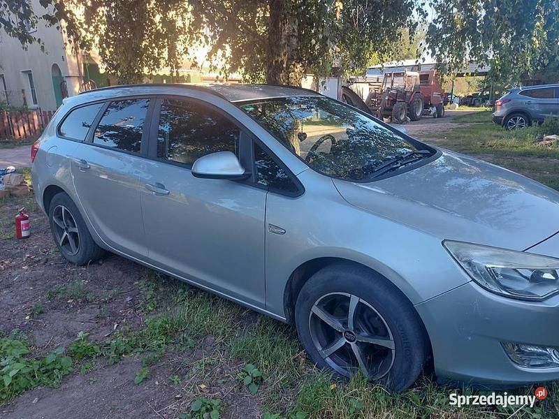 Srebrny Używany 2011 Opel Astra Kombi | 16 900 zł (Uczciwa cena) - Obraz 1/4