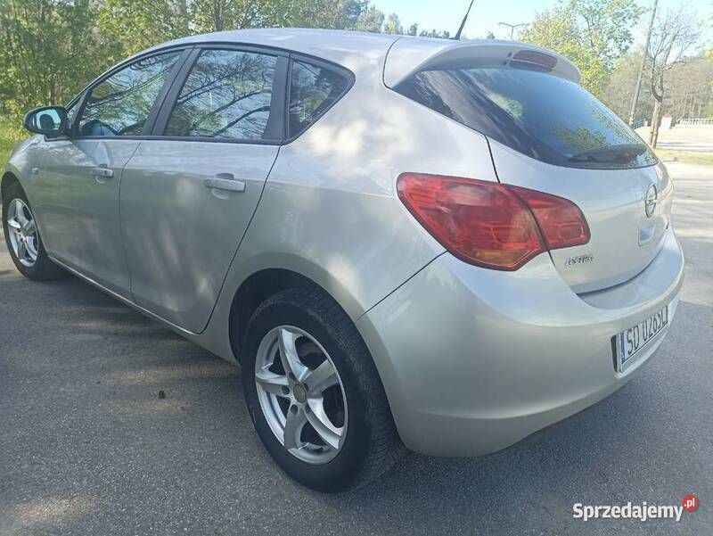 Używany Opel Astra 2010 Srebrny Hatchback