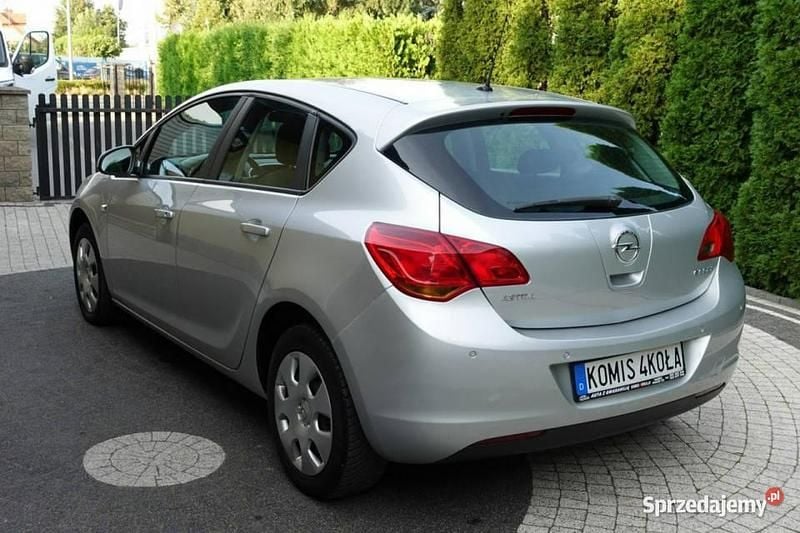 Używany Opel Astra 101 KM (74 kW) 2010 Srebrny Hatchback