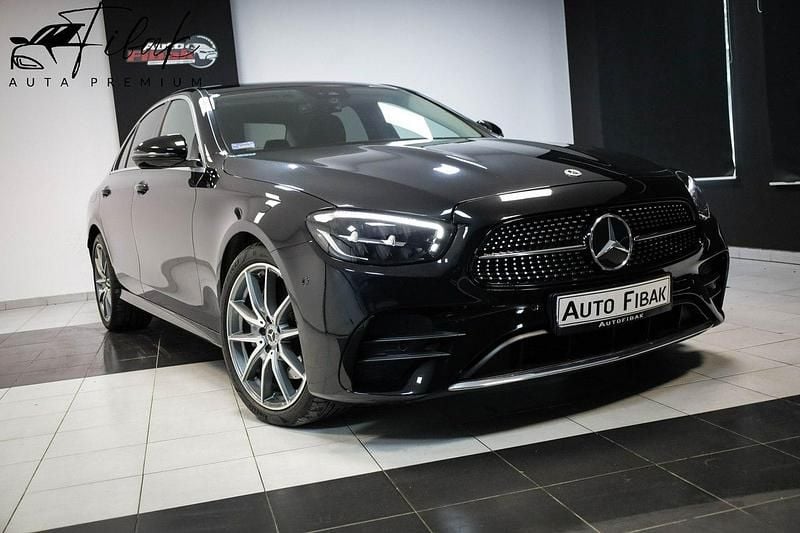 Czarny Używany 2022 Mercedes E220 AMG line Sedan/Limuzyna | 187 900 zł (Super Cena) - Obraz 1/4
