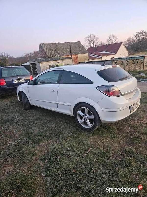 Biały Używany 2007 Opel Astra GTC | 6900 zł - Obraz 1/2