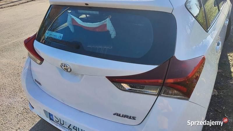 Używany Toyota Auris Premium 99 KM (72 kW) 2016 Biały Hatchback