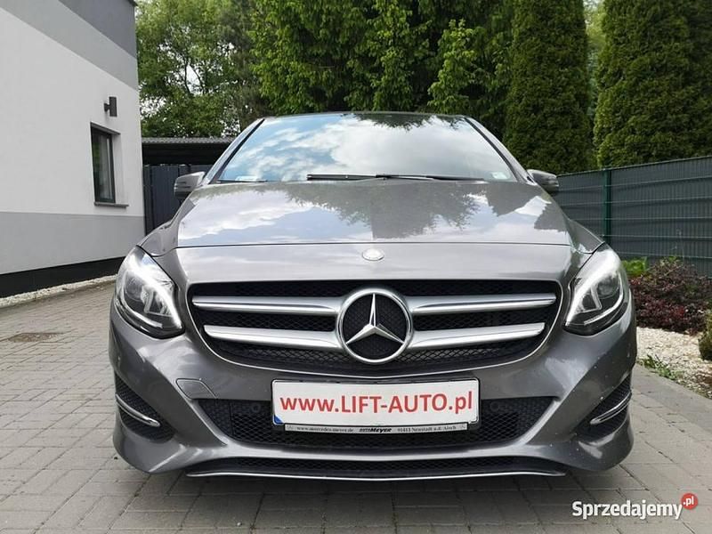 Srebrny Używany 2018 Mercedes B200 Minivan | 49 900 zł - Obraz 1/4