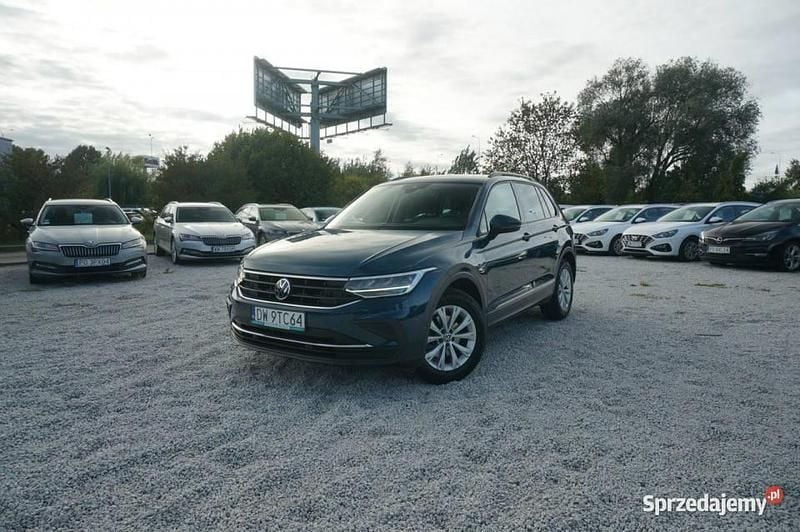 Niebieski (metalik) Używany 2022 VW Tiguan Life SUV | 95 000 zł (Uczciwa cena) - Obraz 1/4